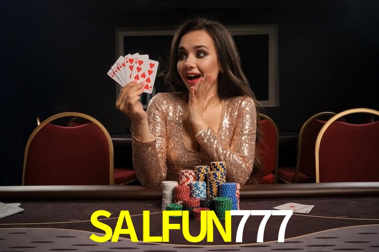 Escena dinámica inspirada en casino con iluminación SALFUN777, cartas, fichas e íconos de juegos digitales en un espacio moderno de juegos.